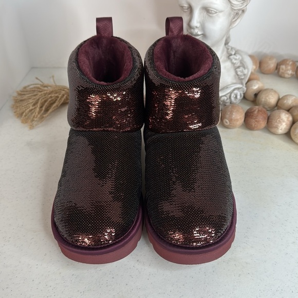 UGG GRAPE CLASSIC MINI MIRROR BALL SEQUIN ANKLE BOOTS, WOMEN US 6 - Picture 4 of 10